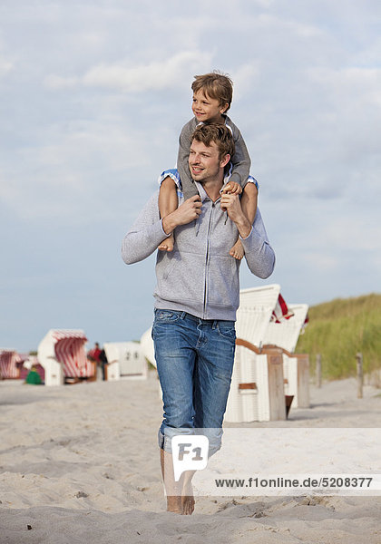Vater mit Sohn am Strand
