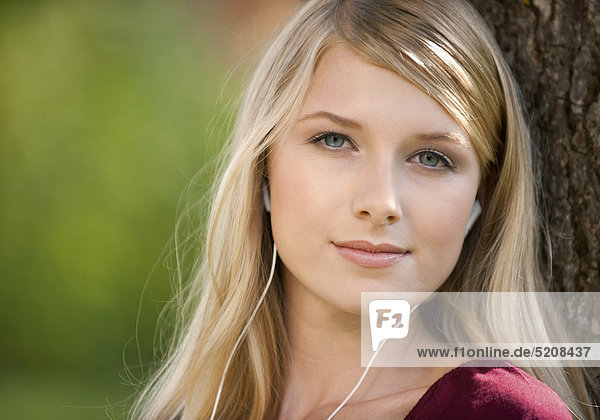 Junge Frau mit Knopfhörern