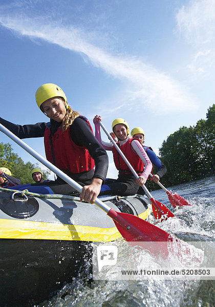 Frauen beim Rafting auf Fluss