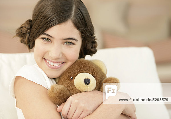 Junges Mädchen mit Teddybär