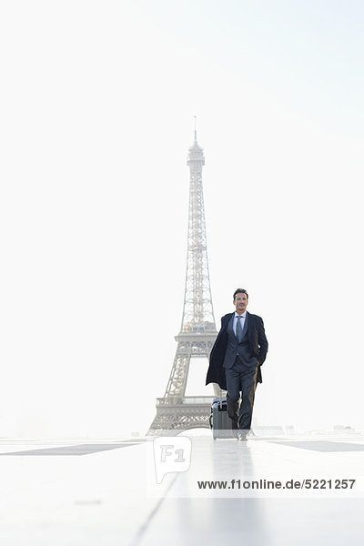 Geschäftsmann mit Gepäck und dem Eiffelturm im Hintergrund  Paris  Ile-de-France  Frankreich