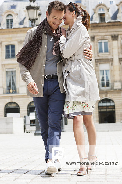 Paar auf der Straße  Paris  Ile-de-France  Frankreich