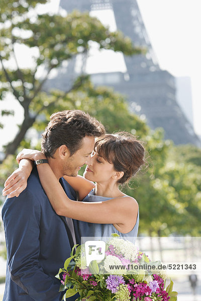 Romantisches Paar mit dem Eiffelturm im Hintergrund  Paris  Ile-de-France  Frankreich