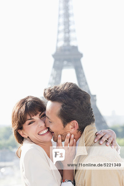 Paarküssen mit dem Eiffelturm im Hintergrund  Paris  Ile-de-France  Frankreich