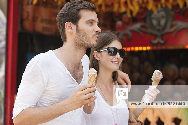 Paare essen Eis  Paris  Ile-de-France  Frankreich