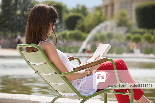 Frau beim Lesen einer Zeitschrift  Jardin des Tuileries  Paris  Ile-de-France  Frankreich