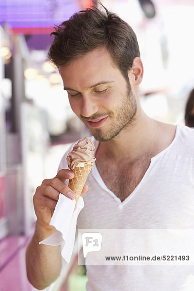 Nahaufnahme eines Mannes beim Eis essen,  Paris,  Ile-de-France,  Frankreich