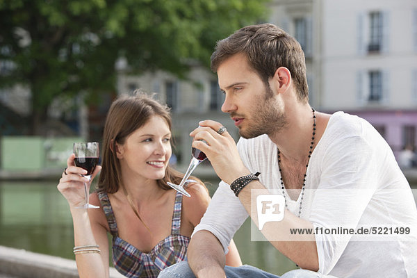 Paar trinkt Rotwein  Paris  Ile-de-France  Frankreich