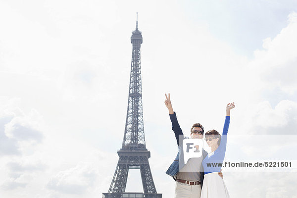 Paar winkende Hände mit dem Eiffelturm im Hintergrund  Paris  Ile-de-France  Frankreich