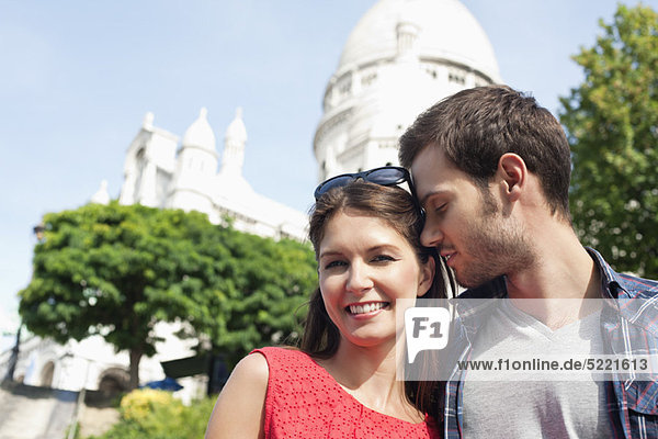 Mann küsst eine Frau lächelnd  Montmartre  Paris  Ile-de-France  Frankreich