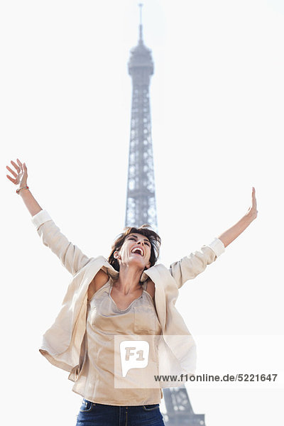 Frau schreit vor Aufregung mit dem Eiffelturm im Hintergrund  Paris  Ile-de-France  Frankreich