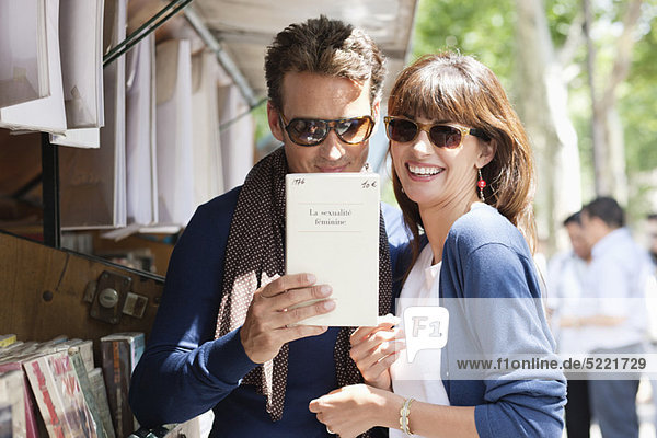 Paar an einem Bücherstand  Paris  Ile-de-France  Frankreich