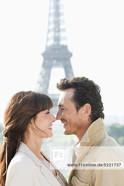 Romantisches Paar mit dem Eiffelturm im Hintergrund  Paris  Ile-de-France  Frankreich