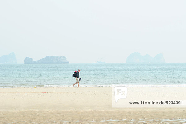 Mann am Strand  Mui Ne  Vietnam  Asien