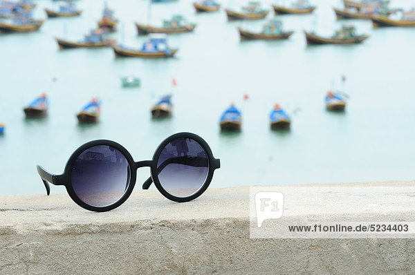 Sonnenbrille auf Mauer  Mui Ne  Vietnam  Asien