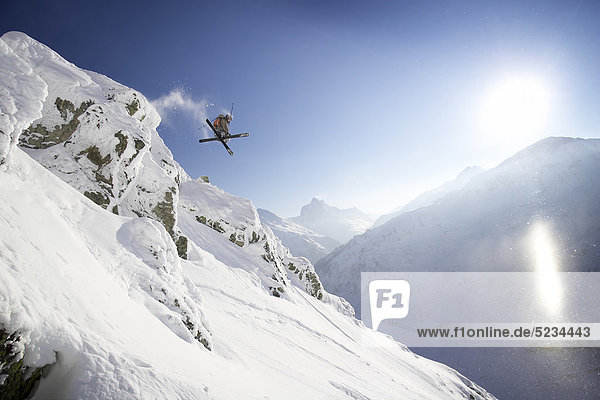 Skifahrer beim Sprung