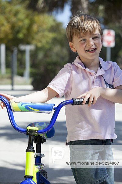 Ein Junge mit einem Fahrrad