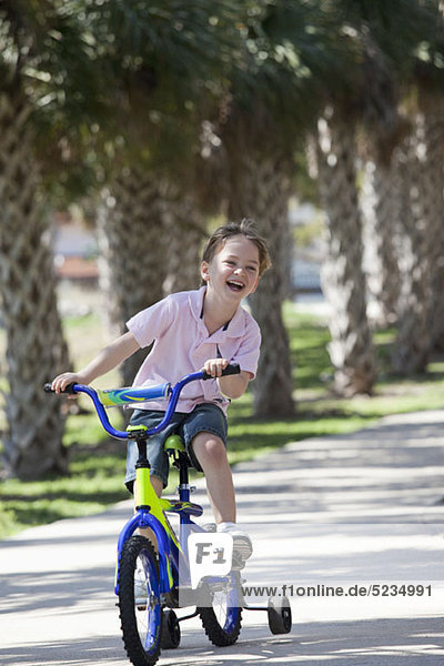 Ein Junge auf dem Fahrrad