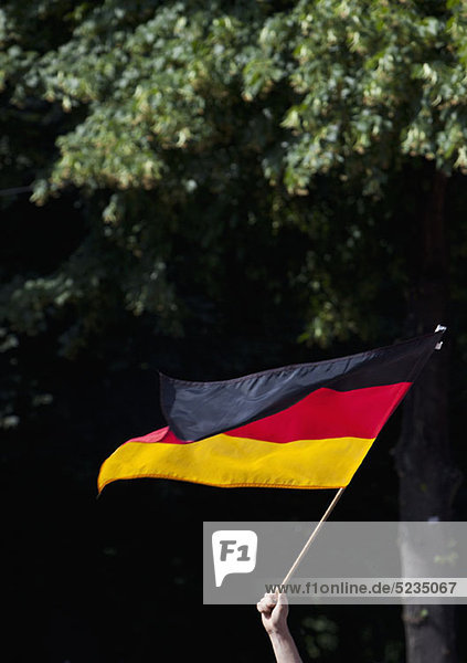 Detail einer Person mit deutscher Flagge