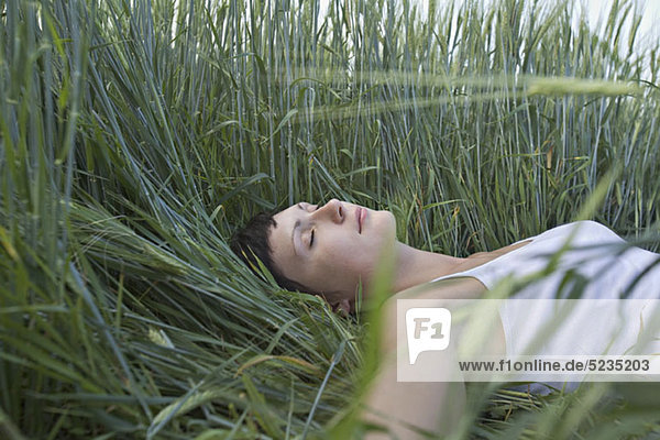 Eine Frau schläft im Gras