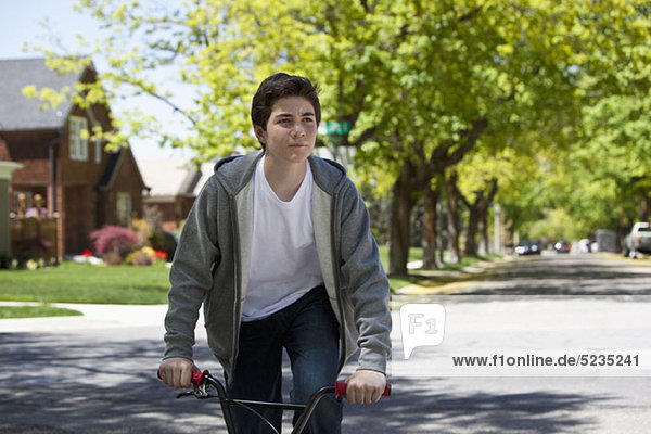 Junge steht beim Radfahren