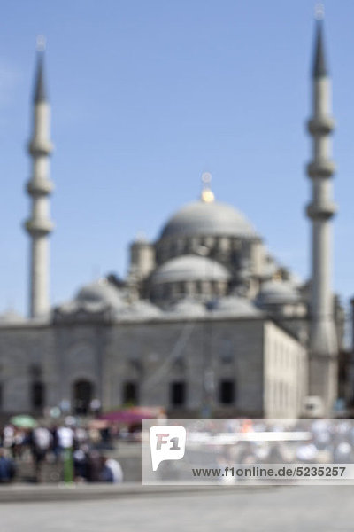 Touristen vor der Neuen Moschee  oder Yeni Cami Moschee  in Istanbul  Türkei