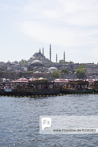 Ausflugsschiffe auf dem Goldenen Horn unterhalb der Suleymaniye Moschee  Istanbul  Türkei