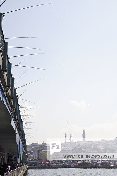 Angelruten vor der Galata-Brücke  Istanbul  Türkei