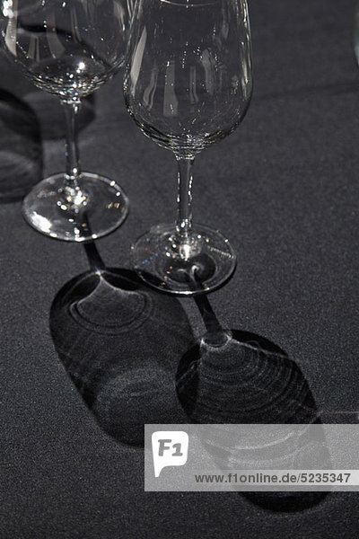 Zwei Weingläser auf einem Tisch  Fokus auf Schatten