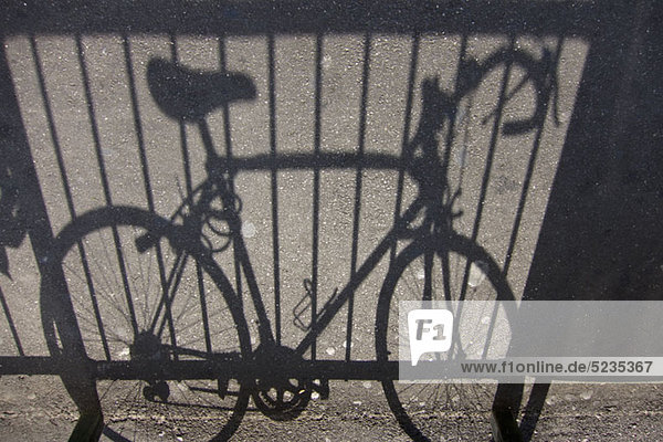 Ein stationäres Rennrad  Fokus auf Schatten