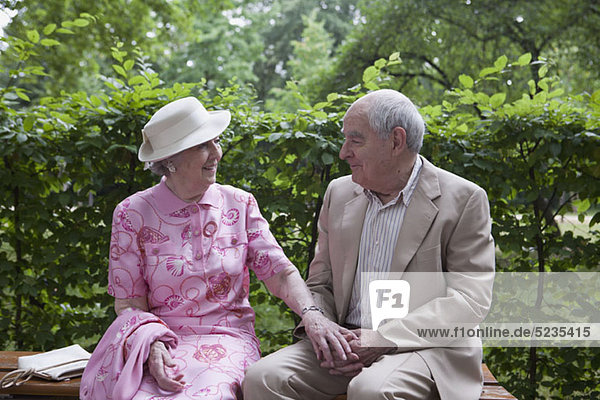 Romantisches Seniorenpaar auf der Bank im Park