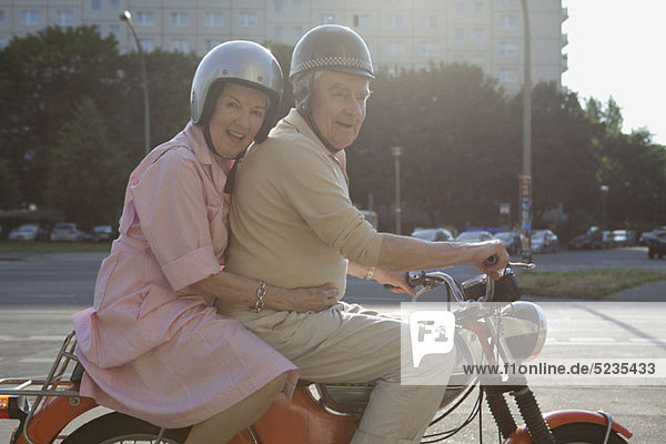 Seniorenpaar glücklich auf dem Motorrad