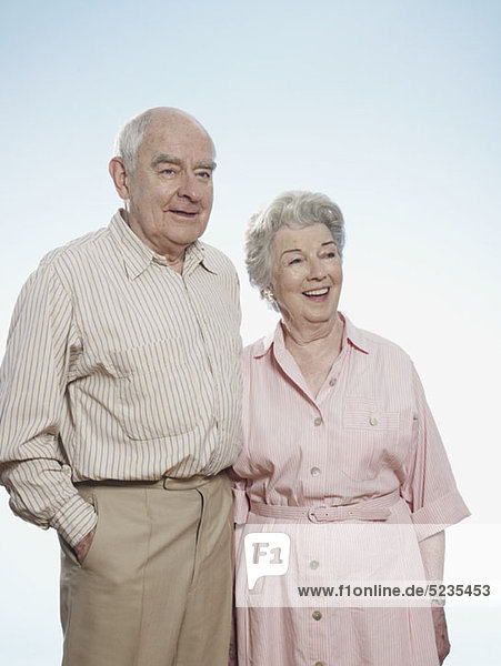 Senior Mann und Frau Seite an Seite sehen amüsiert aus.