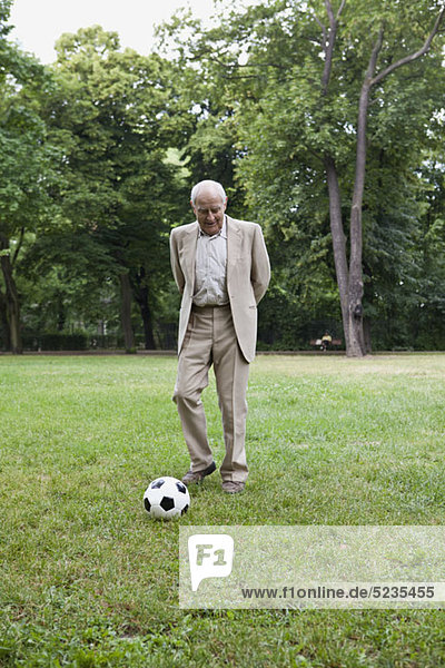 Senior Mann entspannt und Fußball spielen im Park