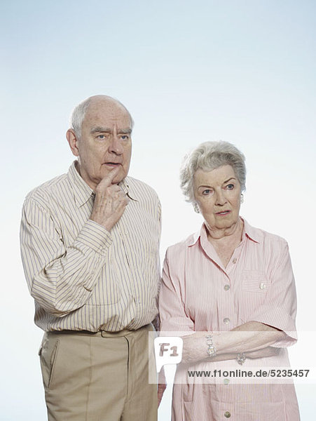 Senior Mann und Frau Seite an Seite nachdenkend