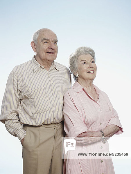 Senior Mann und Frau schauen Seite an Seite nach oben.