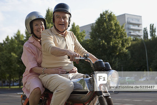 Seniorenpaar auf dem Motorrad