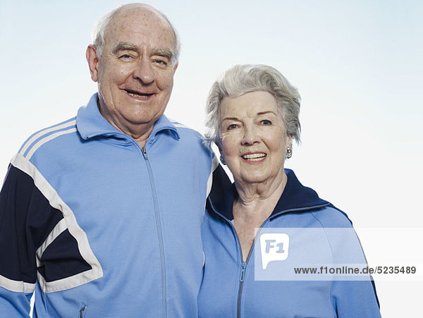 Senior Mann und Frau in Sportbekleidung lächelnd vor der Kamera