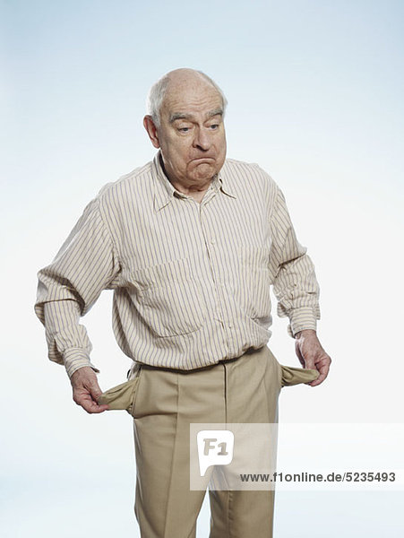 Der ältere Mann dreht seine Taschen um  um zu symbolisieren  dass er kein Geld hat.