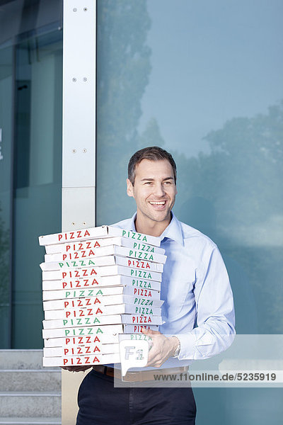 Mann mit Pizzakartons