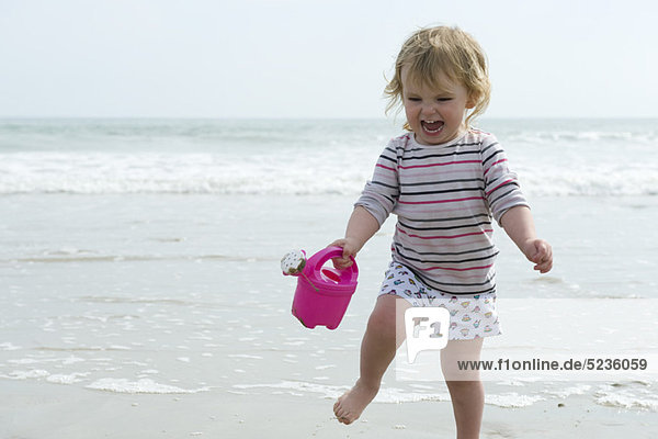 Kleinkind Mädchen beim Spaß am Strand