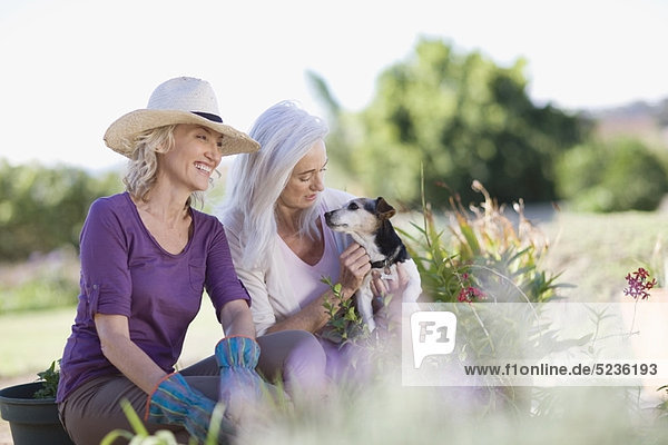 Ältere Frauen untersuchen gemeinsam den Garten