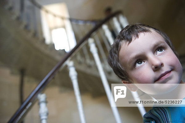 Junge unten an der Wendeltreppe  Portrait