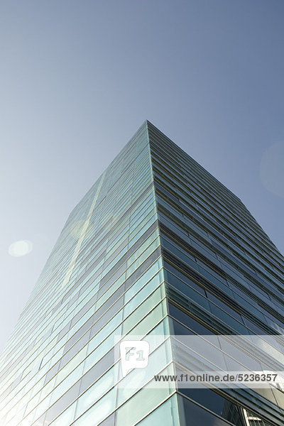 Modernes Bürogebäude  niedriger Blickwinkel