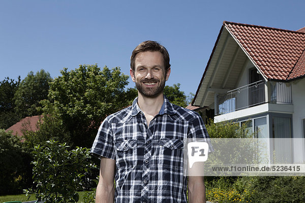 Mann im Hinterhof stehend