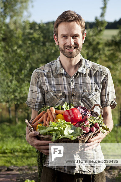 Mann  Korb  Gemüse  halten