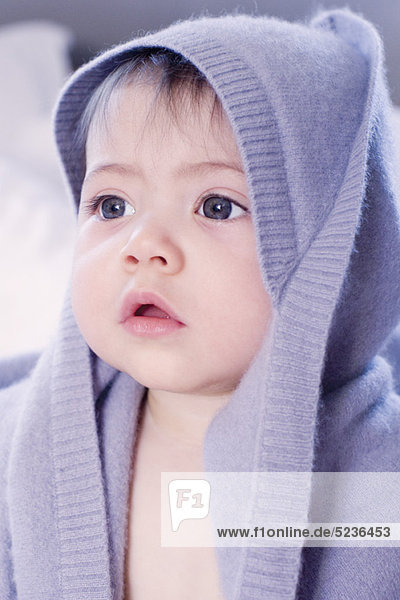 Baby Mädchen mit blauer Decke  Portrait