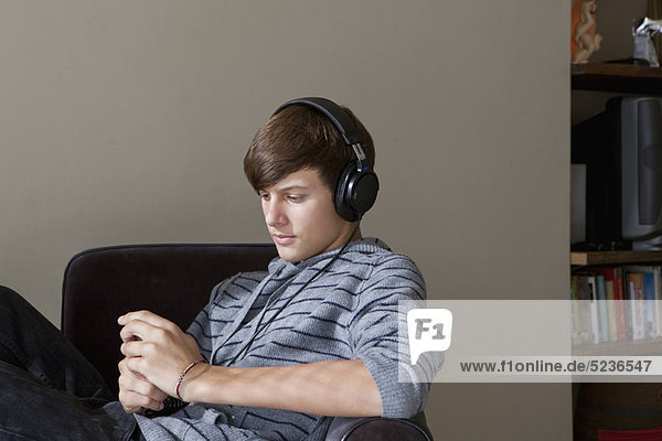 Jugendlicher  zuhören  Junge - Person  Kopfhörer