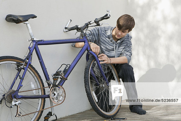 Jugendlicher  Junge - Person  Fahrrad  Rad  reparieren
