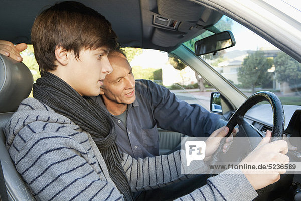 Vater lehrt den Sohn zu fahren